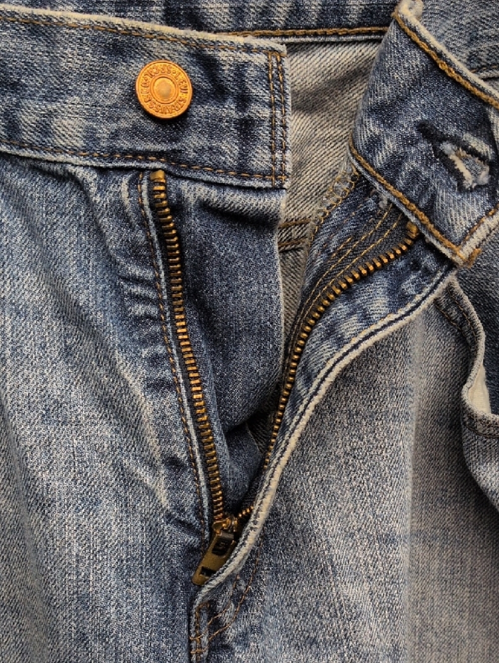 Levi's Men's Light Blue Denim Jeans with Leather Patch - Picture 14 of 16
